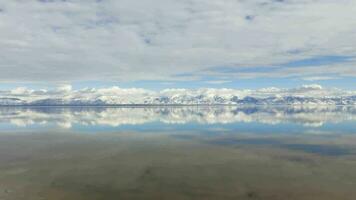 genial rebaja lago y nevadas montañas. Utah, EE.UU. hora lapso video