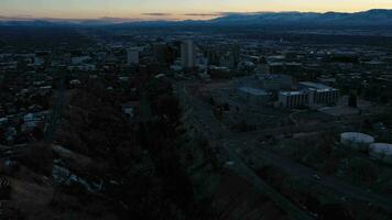 sale lago città a tramonto nel inverno. Utah, Stati Uniti d'America. aereo Visualizza. blu ora. Campidoglio collina. fuco mosche inoltrare, inclinazione su. svelare tiro video