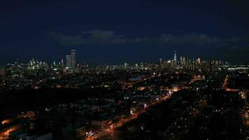 Manhattan, nieuw york stad Bij nacht. antenne visie. Verenigde staten van Amerika. visie van Jersey stad. dar vliegt vooruit video