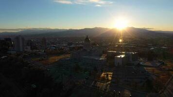 sale lago città, Stati Uniti d'America - gennaio 30, 2021 sale lago città Campidoglio edificio a tramonto nel inverno. Utah, Stati Uniti d'America. aereo Visualizza. d'oro ora. fuco è orbitante Antiorario video