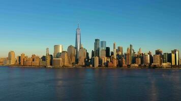 Horizont von niedriger Manhattan, Neu York Stadt beim Sonnenuntergang. Antenne Sicht. vereinigt Zustände von Amerika. Drohne fliegt seitwärts und nach oben video