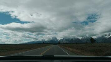 conducción coche en grandioso teton nacional parque. Wyoming, EE.UU. video