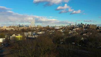 Horizonte do Manhattan, Novo Iorque em ensolarado dia. aéreo visualizar. Unidos estados do América. Visão a partir de jérsei cidade. zangão moscas lateralmente e para cima video