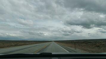 conduite voiture dans Wyoming prairie. Etats-Unis. video