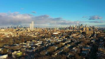 manhattan, ny york på solig dag. antenn se. förenad stater av amerika. se från jersey stad. Drönare flugor bakåt och uppåt video