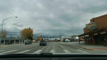 Pinedale, Etats-Unis - octobre 15, 2021 conduite voiture à historique quartier de Pinedale ville. Wyoming, Etats-Unis. video