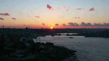 Istanbul stad silhouet Bij zonsondergang. gouden toeter baai en galata brug. antenne visie. dar vliegt omhoog video