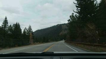 het rijden auto in Wyoming landschap. Verenigde Staten van Amerika. video