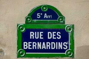 A street sign that says Rue Des Bernardins photo