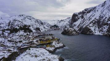 nusfjord pêche village, rorbu, fjord et montagnes dans l'hiver. lofoten îles, paysage de Norvège. aérien hyper laps, temps laps. drone mouches en arrière video