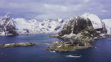 Hamnoy fiske by, olstinden och festhelltinden bergen i vinter. lofoten öar, Norge. antenn hyper upphöra, tid upphöra. Drönare flugor sidled video