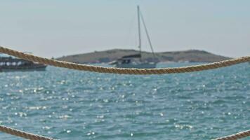 boot in beweging achter visvangst touw Aan de pier Aan de strand filmmateriaal. video