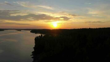 meer ladoga Bij zomer zonsondergang. eilanden van lekhmalkhti baai. kleurrijk lucht. landschap van Rusland. antenne visie. dar vliegt vooruit over- bomen video