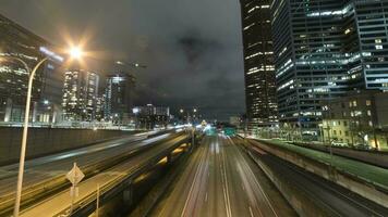 Seattle centro da cidade às noite. carro tráfego em estrada. EUA. Tempo lapso video