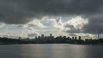 Seattle horizonte y lago Unión en nublado día. EE.UU. panorámica movimiento hora lapso video