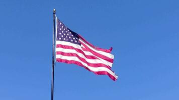 Unidos estados do América nacional acenando bandeira. azul céu video