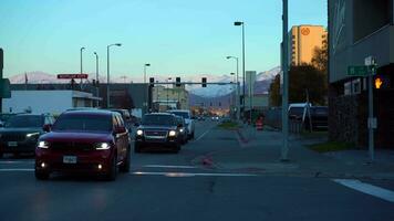 Anchorage, USA - - Oktober 16, 2021 Autos auf Straße im Stadt Innenstadt. schneebedeckt Berge auf Hintergrund video