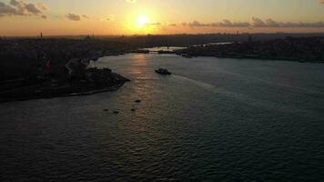 beyoglu e fatih distritos do Istambul cidade às pôr do sol. dourado chifre e galata ponte. aéreo visualizar. zangão moscas avançar, inclinar acima. revelar tiro video