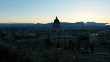 sal lago ciudad, Estados Unidos - enero 30, 2021 Utah estado Capitolio a puesta de sol en invierno, Capitolio colina. Utah, EE.UU. aéreo vista. dorado hora. zumbido es orbital en sentido anti-horario video
