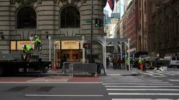 nieuw york stad, Verenigde Staten van Amerika - januari 23, 2021 bouw arbeiders stellingen in Manhattan. mensen vervelend maskers en auto's voorbijgaan door video