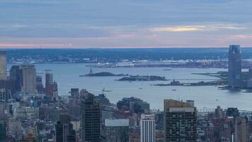 ny york stad på solnedgång. staty av frihet, hudson flod och horisont. usa. dag till natt tid upphöra video