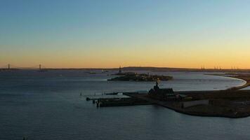 statue de liberté et verrazzano pont à le coucher du soleil. aérien voir. Nouveau york ville, Etats-Unis video