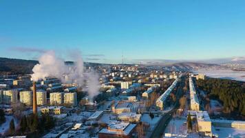 zlatoust stad på en vinter- solig dag. antenn se. Chelyabinsk oblast. Ryssland. Drönare flugor framåt- video