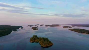 lago ladoga en verano noche. islas de lekhmalakhti bahía. paisaje de Rusia. aéreo vista. zumbido moscas hacia atrás y hacia arriba video