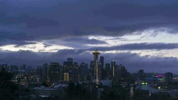 seattle horisont på molnig morgon. usa. natt till dag tid upphöra. se från kerry parkera video