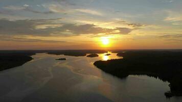 meer ladoga Bij zomer zonsondergang. eilanden van lekhmalkhti baai. kleurrijk lucht. landschap van Rusland. antenne visie. dar vliegt zijwaarts en omhoog video
