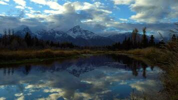 teton montagna gamma e riflessione nel serpente fiume a tramonto. schwabacher approdo. mille dollari teton nazionale parco, Wyoming, Stati Uniti d'America. largo tiro video