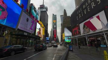 ny york stad, USA - januari 23, 2021 bilar trafik och människor på gånger fyrkant på molnig morgon. tid upphöra. bred skott video