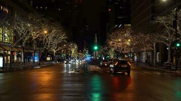 Chicago, EUA - janeiro 25, 2021 carros tráfego dentro Chicago magnífico milha às inverno noite. Largo tiro video