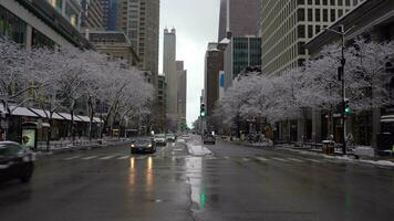 chicago, USA - januari 25, 2021 bilar trafik i chicago magnifik mile på en molnig vinter- dag. bred skott video