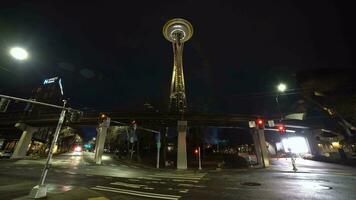 Seattle, Verenigde Staten van Amerika - februari 4, 2021 verlichte Seattle ruimte naald- toren Bij nacht en voorbijgaan ambulance voertuig met knippert lichten gedurende coronavirus pandemie. leeg straten video