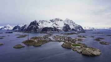 henningsvaer visvangst dorp en feestelijk berg in winter. Noors zee. lofoten eilanden, landschap van Noorwegen. antenne hyper vervallen, tijd vervallen. dar is in een baan om de aarde video