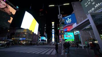 nieuw york stad, Verenigde Staten van Amerika - januari 23, 2021 mensen vervelend maskers kruispunt straat Bij keer plein Bij nacht in winter gedurende coronavirus pandemisch video