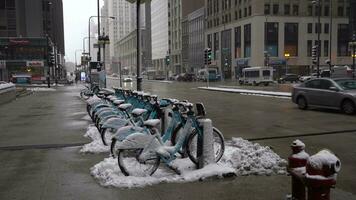 Chicago, EUA - janeiro 25, 2021 dividir bicicletas estação e carros tráfego dentro Chicago ciclo em uma nublado inverno dia. video