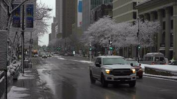 Chicago, Etats-Unis - janvier 25, 2021 voitures circulation dans Chicago magnifique mile sur une nuageux hiver journée. video