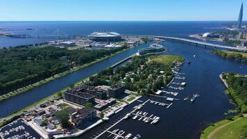 Sankt Petersburg, Russland - - Juni 22, 2019 lakhta Center Turm und Gasprom Arena Stadion auf sonnig Sommer- Tag. Antenne Sicht. Russland. Drohne fliegt seitwärts, Neigung oben video