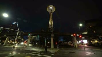 Seattle, USA - - Februar 4, 2021 beleuchtet Seattle Raum Nadel Turm beim Nacht und Einschienenbahn. leeren Straßen video