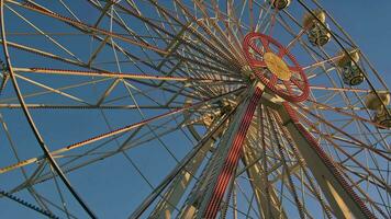 ferris rueda en azul cielo antecedentes imágenes. video