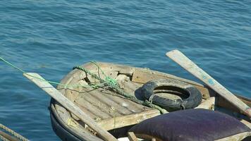 en bois vieux pêche bateaux amarré dans le port. video