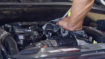 tvättning och rengöring de bil motor efter service i de reparera affär video