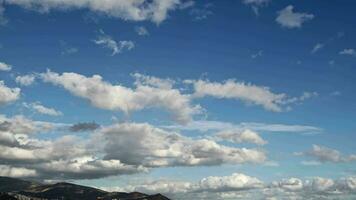 suave blanco y mullido nubes flotante en un azul cielo video