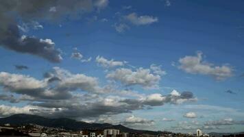 suave branco e fofo nuvens flutuando em uma azul céu video