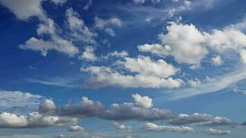 doux blanc et duveteux des nuages flottant sur une bleu ciel video