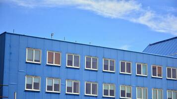 vaso edificio con transparente fachada de el edificio y azul cielo. estructural vaso pared reflejando azul cielo. resumen moderno arquitectura fragmento. contemporáneo arquitectónico antecedentes. foto