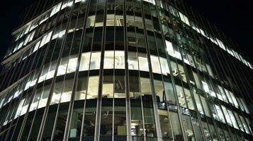 modelo de oficina edificios ventanas iluminado a noche. vaso arquitectura ,corporativo edificio a noche - negocio concepto. foto