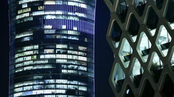 modelo de oficina edificios ventanas iluminado a noche. vaso arquitectura ,corporativo edificio a noche - negocio concepto. foto